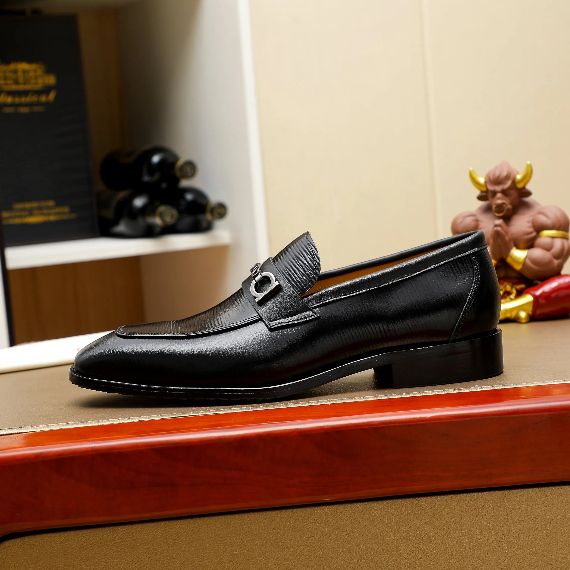 Men's shoes 💰460 🕷🕷🐂【Ferragamo】Ferragamo Popular fashionable leather shoes🇨🇳Official website counter 1:1 production, original mold opening💯Good quality can be seen, imported high-end first-layer waxed calfskin, water-dyed🐂leather lining🌿very clear texture, high-quality waterproof, non-slip and wear-resistant outsole🎋high quality and low price, truly handmade🍓colors available! Code number 38-44……(45.46.Customized)